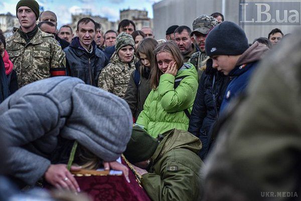  З'явилися зворушливі фото прощання із загиблими бійцями "Айдару" в Києві. Загиблі солдати несли службу в одній військовій частині та загинули 2 листопада при виконанні бойового завдання. Вони обидва були родом з Рівненської області.