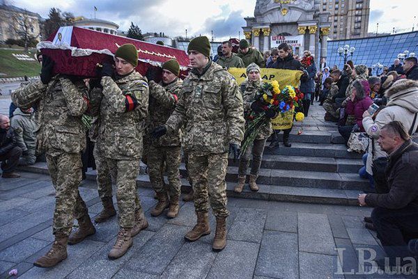  З'явилися зворушливі фото прощання із загиблими бійцями "Айдару" в Києві. Загиблі солдати несли службу в одній військовій частині та загинули 2 листопада при виконанні бойового завдання. Вони обидва були родом з Рівненської області.