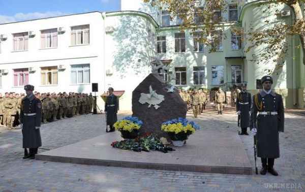 В Одесі відкрили пам'ятник загиблим в районі АТО співробітникам СБУ. Це перший в Одесі пам'ятник загиблим в зоні АТО.