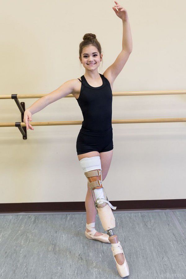 Вона не здалася: дівчинка, якій ампутували ногу через рак, продовжила танцювати (фото). Ніщо на світі не здатне змусити 15-річну Габі (Gabi Shull) кинути заняття танцями, навіть рак. 