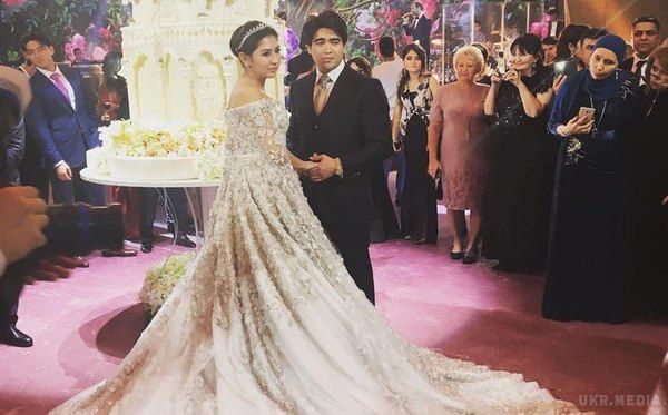  Вийшовши заміж у сукні за 40 млн, таджицька принцеса хвалиться розкішшю в Мережі (фото). Нещодавно відгриміло весілля дочки таджицького олігарха Илхома Шакірова Мадіни.