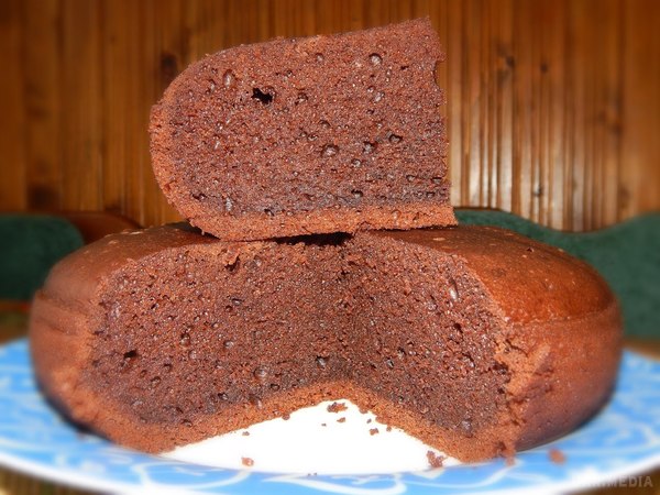 Шоколадний бісквіт на сметані. Якщо ви ласун і не уявляєте життя без шоколаду, тоді вам сподобається цей шоколадний бісквіт. Його також можна приготувати в мультиварці.