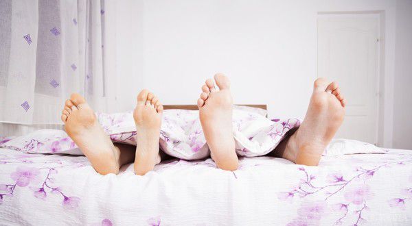 Чому чоловіки і жінки сплять по-різному?. У нас є стільки відмінностей, але, здавалося б, спимо ми всі однаково. Але ні!