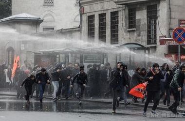 У Туреччині поліція застосувала водомети проти демонстрантів. У Туреччині поліцейські застосували водомети і сльозогінний газ.