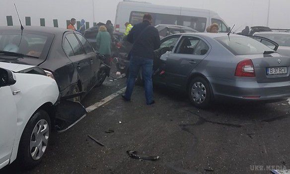 Найбільше ДТП в Румунії: зіткнулися 27 автомобілів. У Румунії в результаті недотримання швидкісного режиму і несприятливих погодних умов сталося зіткнення відразу 27 автомобілів.