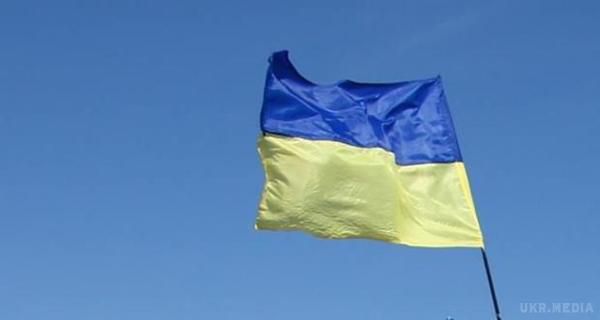 Над окупованим селищем Фрунзе Луганщини майорить  наш український прапор - волонтер. Прапор видно звідусіль