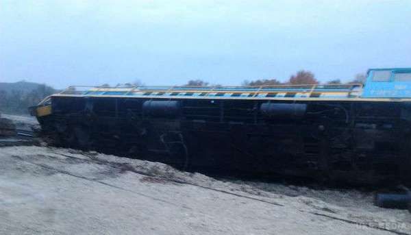 П'яний машиніст перевернув паровоз. У Хмельницької області нетверезий машиніст вантажного потягу, перекинув його на території заводу.