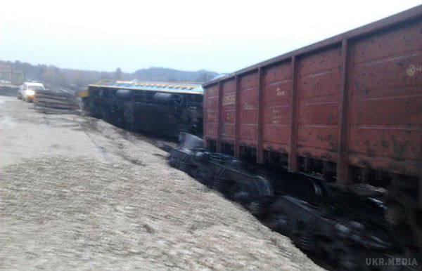 П'яний машиніст перевернув паровоз. У Хмельницької області нетверезий машиніст вантажного потягу, перекинув його на території заводу.
