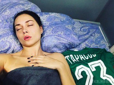 Зірка серіалу "Універ" Настя Самбурська спить з футболкою чоловіка Ольги Бузової.  Актриса виклала в Instagram провокаційне фото.