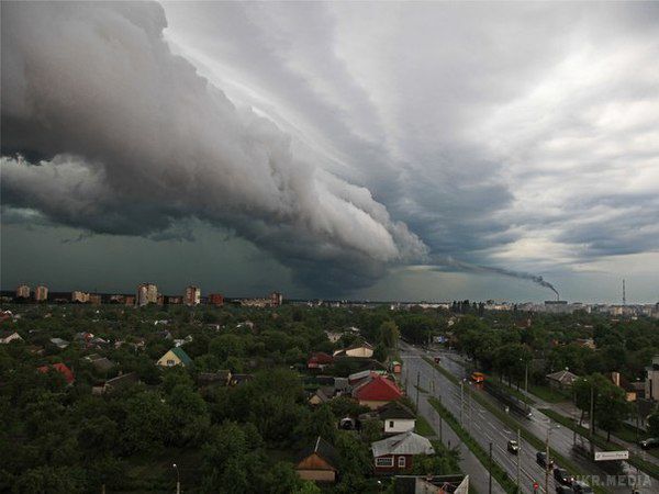У Західній Україні оголошено штормове попередження. Жителів Заходу чекають сильні зливи та пориви вітру, є загроза утворення селевих потоків у Карпатах.