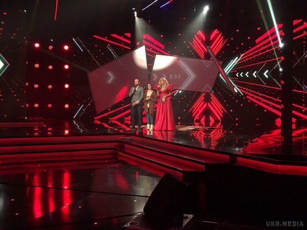 Оксана Марченко на шоу Х-Фактор з'явилася на лабутенах і в червоній сукні (фото). Стартував сьомий, щасливий сезон шоу «Х-Фактор». 