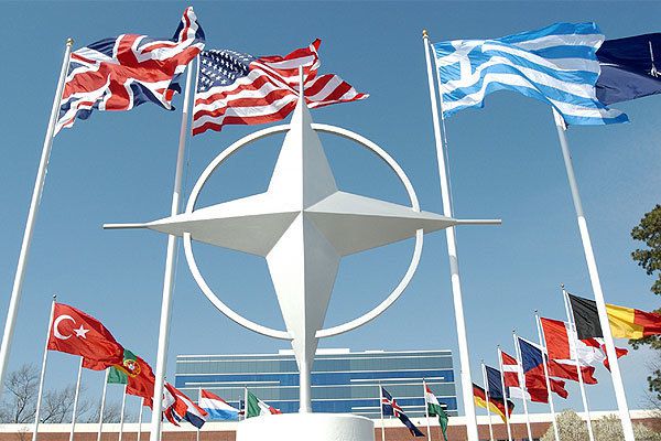 Північноатлантичний альянс переводить 300-тисячне угруповання в повну боєготовність - The Times. До формування батальйонів НАТО в Східній Європі погодилися приєднатися більше 10 країн-членів альянсу.