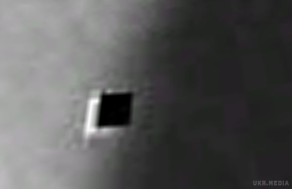  Вхід у підземну базу прибульців знайшли на знімках Місяця (фото). На знімках Місяця в Google Earth в одному з кратерів можна розглянути незвичайне квадратне заглиблення, схоже на вхід в підземний бункер.