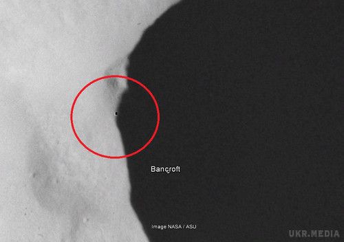  Вхід у підземну базу прибульців знайшли на знімках Місяця (фото). На знімках Місяця в Google Earth в одному з кратерів можна розглянути незвичайне квадратне заглиблення, схоже на вхід в підземний бункер.