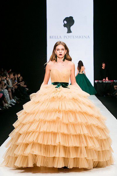 Старша дочка Віри Брежнєвої Соня Кіперман соромиться знайомитися з хлопцями. Якщо ж молода людина її дійсно зацікавить, то вона готова піти на все, щоб він звернув на неї увагу.