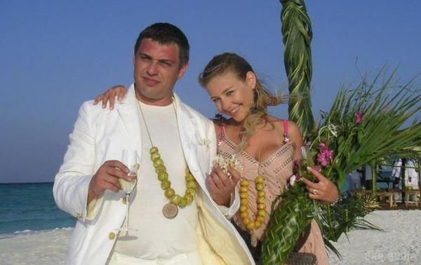 Тіна Кароль показала архівні фото з весілля на Мальдівах (фото). У 2008 році Тіна Кароль та Євген Огір таємно одружилися. Пара влаштувала на Мальдівах романтичну весільну церемонію. Через вісім років після церемонії, співачка поділилася весільними фотографіями, які раніше ніколи не публікувалися.
