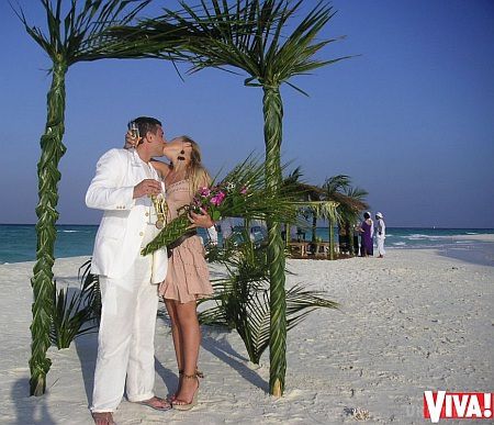 Тіна Кароль показала архівні фото з весілля на Мальдівах (фото). У 2008 році Тіна Кароль та Євген Огір таємно одружилися. Пара влаштувала на Мальдівах романтичну весільну церемонію. Через вісім років після церемонії, співачка поділилася весільними фотографіями, які раніше ніколи не публікувалися.
