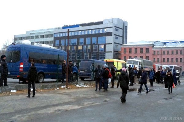 Переполох в Москві: вертольоти, ФСБ і оточення. У районі станції метро Курська приземлилися відразу три вертольоти Спеціального льотного загону "Росія", зазвичай займається перевезеннями перших осіб держави. 