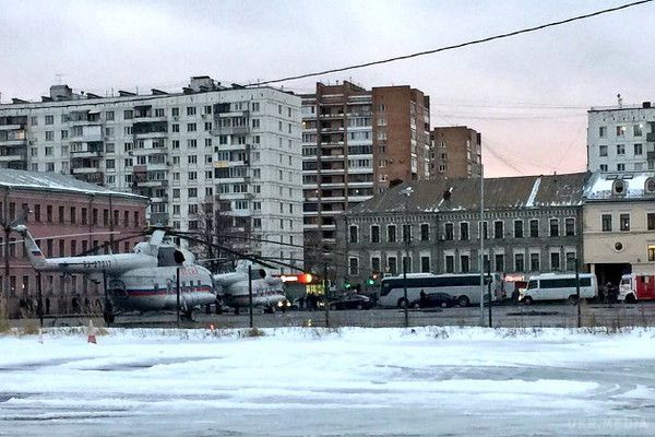 Переполох в Москві: вертольоти, ФСБ і оточення. У районі станції метро Курська приземлилися відразу три вертольоти Спеціального льотного загону "Росія", зазвичай займається перевезеннями перших осіб держави. 