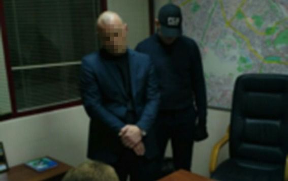 У Києві спецслужби затримали керівника, який вимагав щомісячну "данину" з підлеглих 100 тисяч грн. Підлеглі повинні були зібрати подібну "данину", методом штрафування підприємців