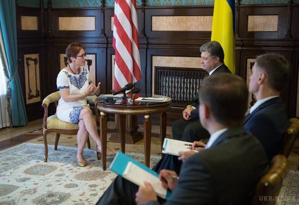 Президент України Петро Порошенко привітав і  запросив Дональда Трампа відвідати Україну. Президент України Петро Порошенко привітав Дональда Трампа з перемогою на президентських виборах США, які відбулися 8 листопада, 
