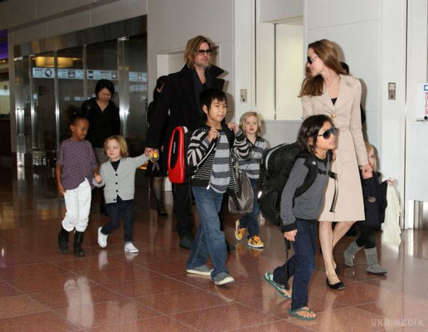 Діти Анджеліни Джолі хочуть позбутися від прізвища Пітт. Нещодавно соціальні служби Лос-Анджелеса зняли всі звинувачення з актора Бреда Пітта, який нібито жорстоко обійшовся зі своїм сином Меддоксом (хлопчик був усиновлений Джолі в 2002 році).