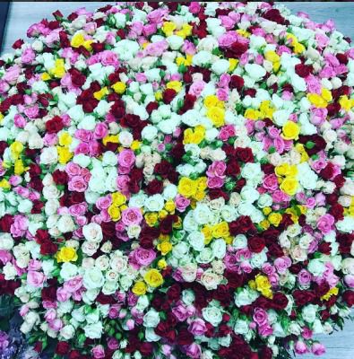 Тіна Канделакі сьогодні відзначає свій 41 день народження і отримала іменинний букет з мільйона троянд.  Знімок з мільйоном різнокольорових троянд з'явився на її сторінці в Instagram.