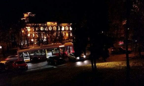 У центрі Дніпра невідомі обстріляли тролейбус. В середу, 9 листопада, у центрі Дніпра невідомі обстріляли міський тролейбус. 
