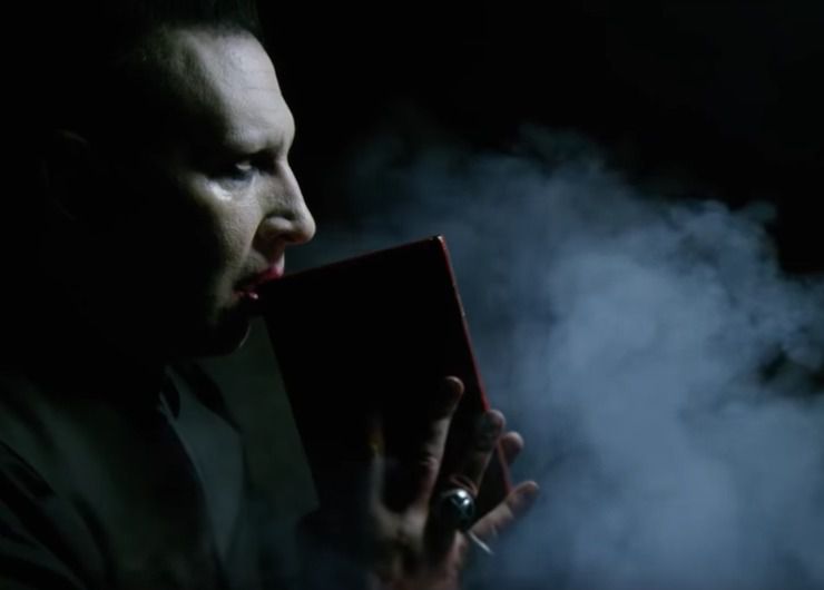 Мерилін Менсон обезголовив Дональда Трампа в новому кліпі. 47-річний «король епатажу» Мерлін Менсон (Marilyn Manson) презентував новий кліп, знятий на пісню з нового альбому Say10. 