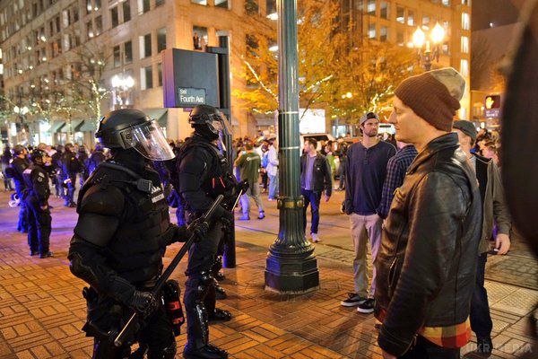 Масові заворушення в США: з'явилися свіжі вражаючі фото і відео. Нові фото і відео акцій протесту в місті Портленд (штат Орегон).