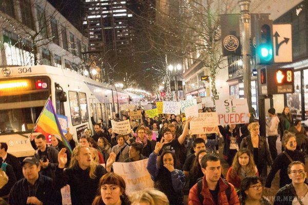 Масові заворушення в США: з'явилися свіжі вражаючі фото і відео. Нові фото і відео акцій протесту в місті Портленд (штат Орегон).
