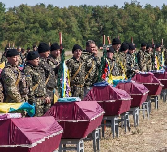 У Дніпрі поховали 12 невідомих бійців АТО. З початку проведення АТО на Краснопільському цвинтарі похований 281 тимчасово невстановлений захисник України.