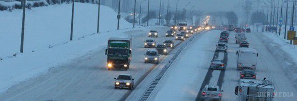 Через наближення снігопадів у Києві закриють в'їзд для великогабаритного транспорту. У Києві очікуються посилення вітру і значний снігопад.