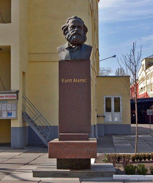 Київська кондитерська фабрика "Roshen" досі не демонтувала пам'ятник Карлу Марксу. Який встановлений на її території. 