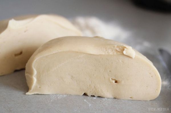 Дуже смачне заварне тісто для вареників, пельменів і чебуреків: ніжне, еластичне, податливе. Універсальний рецепт заварного тіста, який неодмінно повинен потрапити в твою скарбницю.