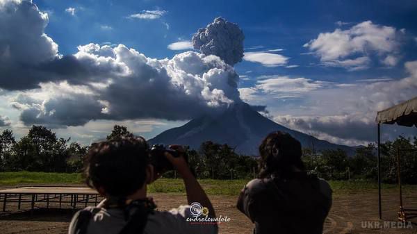 На індонезійському вулкані Сінабунг прогримів потужний вибух (фото). Вулкан Сінабунг розташований на острові Суматра в Індонезії.