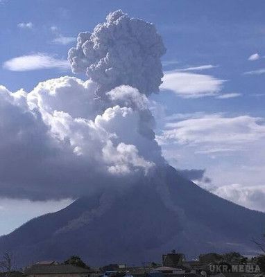 На індонезійському вулкані Сінабунг прогримів потужний вибух (фото). Вулкан Сінабунг розташований на острові Суматра в Індонезії.