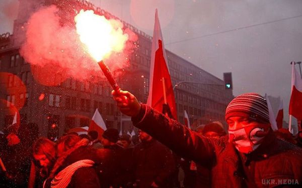 Україна готує офіційну ноту до МЗС Польщі з-за спалення прапора. Посольство України в Польщі засуджує спалення державного прапора України на "Марші незалежності" у Варшаві.
