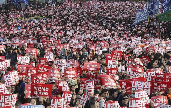 У Південній Кореї майже мільйон демонстрантів вимагають відставки президент. Президент Південної Кореї опинилася під шквалом критики через скандал за участю її подруги.