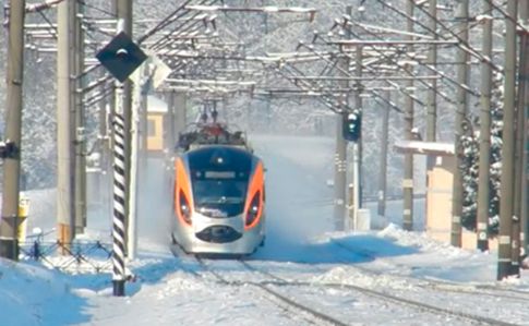 З-за снігу деякі поїзди затримуються на 3 години - УЗ. У зв'язку з несприятливими погодними умовами відставання від графіка деяких поїздів, особливо на Львівському напрямку, складає від 30 хв до 3 годин.