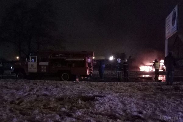 У Харкові Toyota врізалася в стовп і загорілася: загинув співробітник «КОРД». Аварія сталася сьогодні близько 00:30 на перехресті вулиць Академіка Павлова і Тимурівців. Автомобіль Toyota Highlander зіткнувся з електроопорою, а після - загорівся.