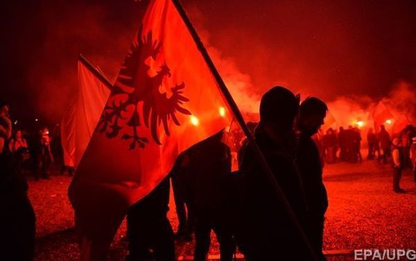 Польські націоналісти побили паліїв українського прапора - ЗМІ. Польські націоналісти побили паліїв, які у минулу п'ятому ятницю під час Маршу незалежності в Варшаві спалили український прапор.