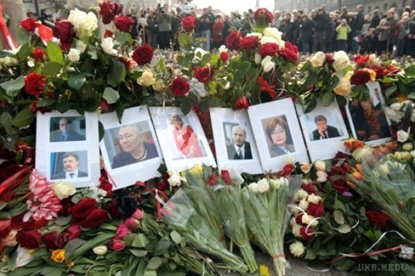 У Польщі ексгумували останки Качиньського і його дружини. У Кракові ексгумували тіла президента Польщі Леха Качиньського і його дружини Марії, які загинули 6 років тому під час авіакатастрофи під Смоленськом.