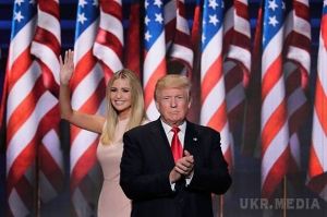 Трамп шокований: рідні діти відмовилися від співпраці з батьком і не захотіли ввійти в його політичну команду. Мільярдер засмучений рішенням Іванки Трамп, яка відмовилася від політичної кар'єри і будь-яких посад в команді Дональда Трампа. Старша дочка новообраного президента США категорично заявила, що в політику не піде, навіть незважаючи на те, що її батько зайняв такий важливий пост.