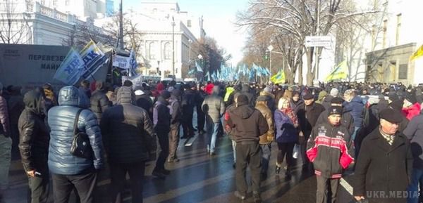 Активісти перекрили дорогу на Грушевського біля будівлі Ради. Під будівлею Верховної Ради України проходить мітинг вкладників 4 банків, які вимагають повернення своїх вкладів.