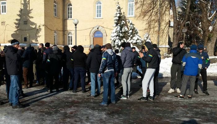 Сьогодні  появились тітушки у центрі Києва (ФОТО) (ВІДЕО). «Як і не було цих трьох років. Тітушки знову біля Маріїнського»,