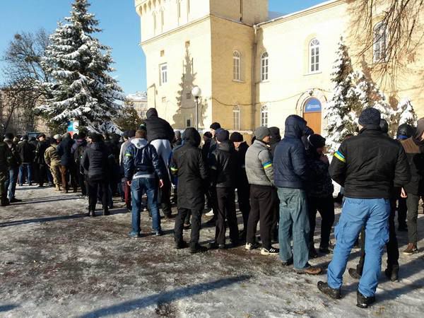 Сьогодні  появились тітушки у центрі Києва (ФОТО) (ВІДЕО). «Як і не було цих трьох років. Тітушки знову біля Маріїнського»,