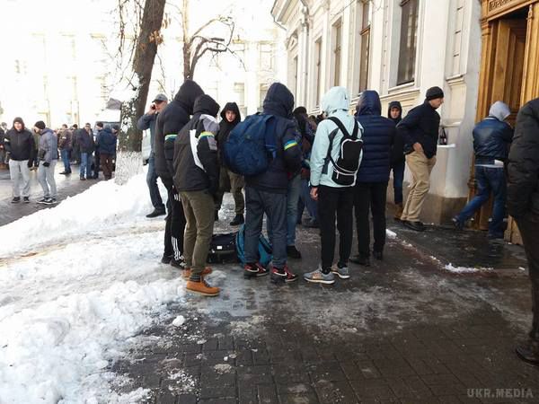 Сьогодні  появились тітушки у центрі Києва (ФОТО) (ВІДЕО). «Як і не було цих трьох років. Тітушки знову біля Маріїнського»,