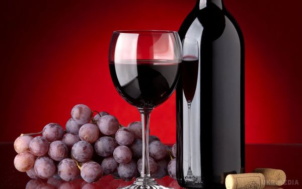 Вчені вважають, що курцям необхідно пити червоне вино. Американські вчені з Університету Саару встановили, що курцям необхідно пити червоне вино, щоб захистити кровоносні судини від шкідливого впливу тютюну. 