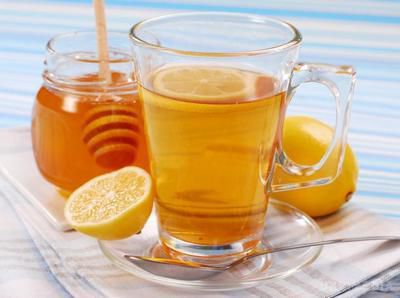 У чому користь теплої води з медом - фахівці. Випиваючи вранці склянку теплої води з чайною ложечкою меду, ти допоможеш своєму організму неоціненну послугу. Читай, як це працює.